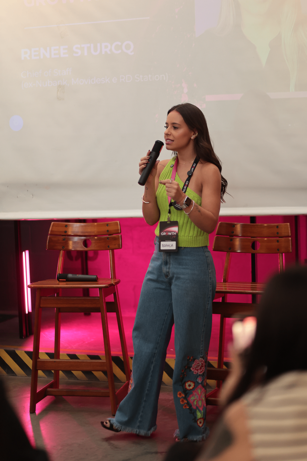 Bianca Gimenez falando em um evento do GrowthClub