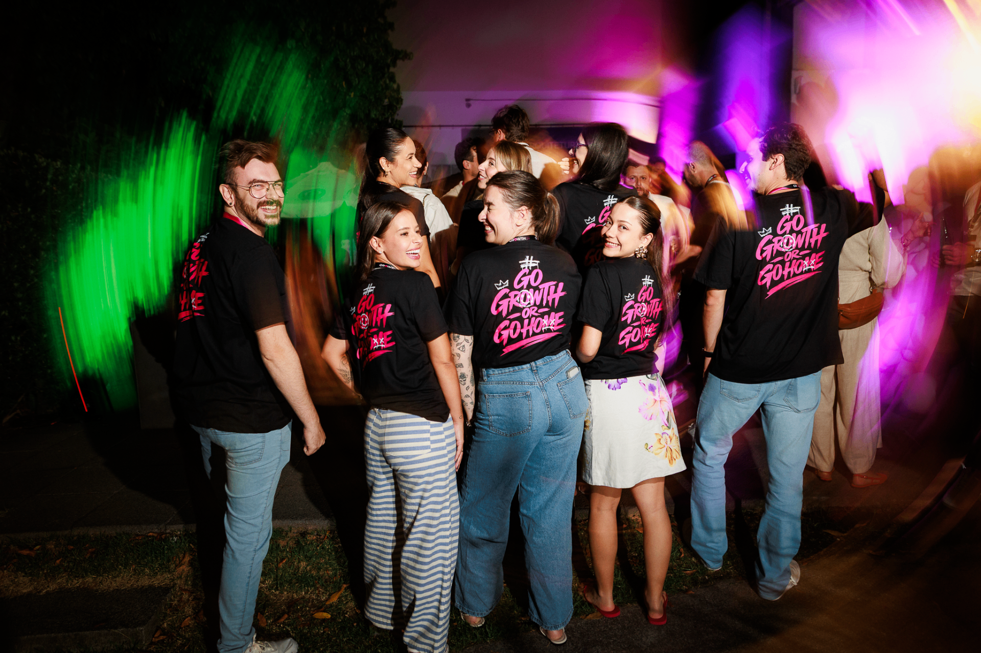 Grupo de membros do GrowthClub vestindo a camiseta Go Growth or Go Home