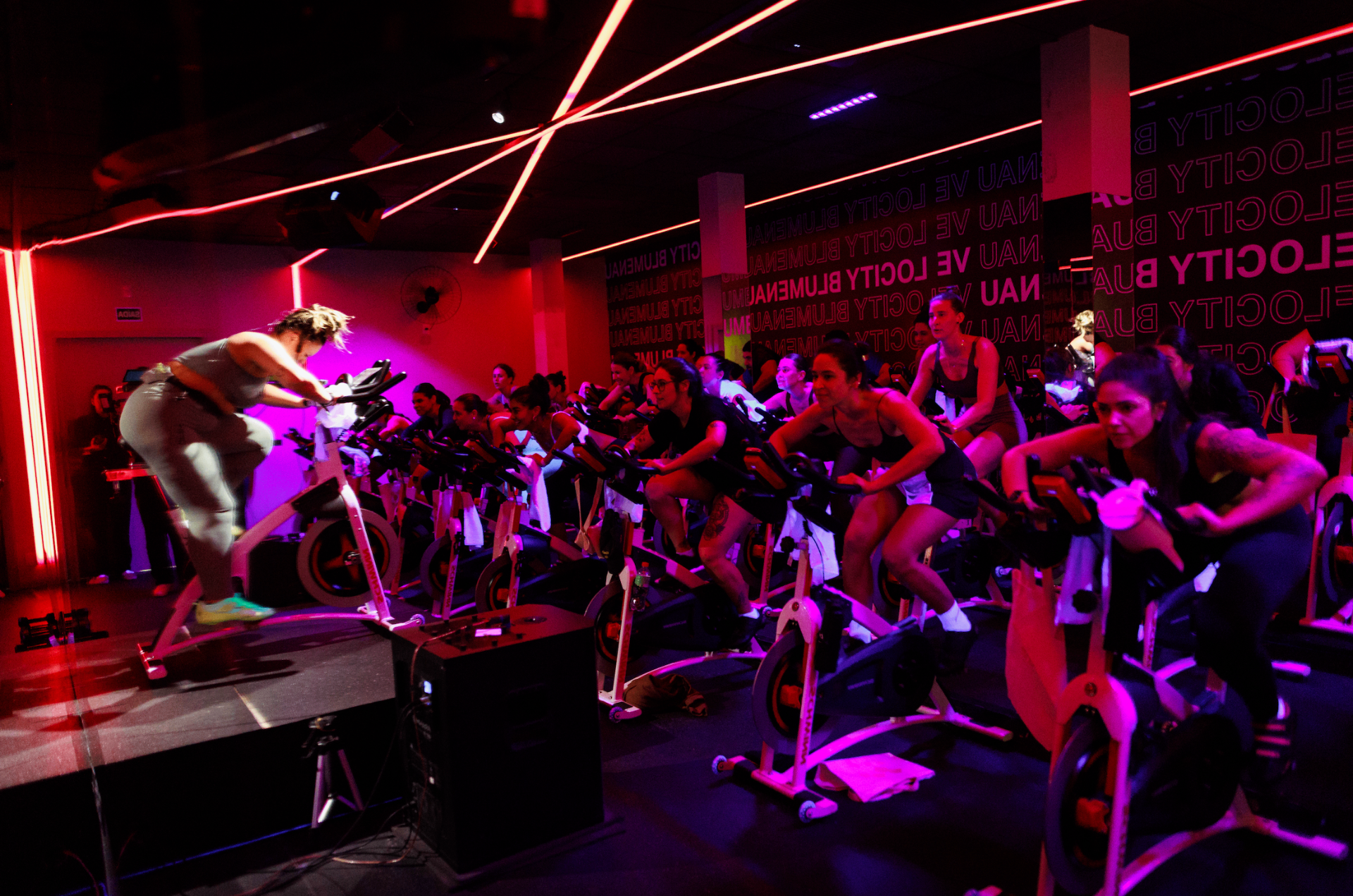 Aula de bike indoor exclusiva GrowthClub na Velocity Blumenau