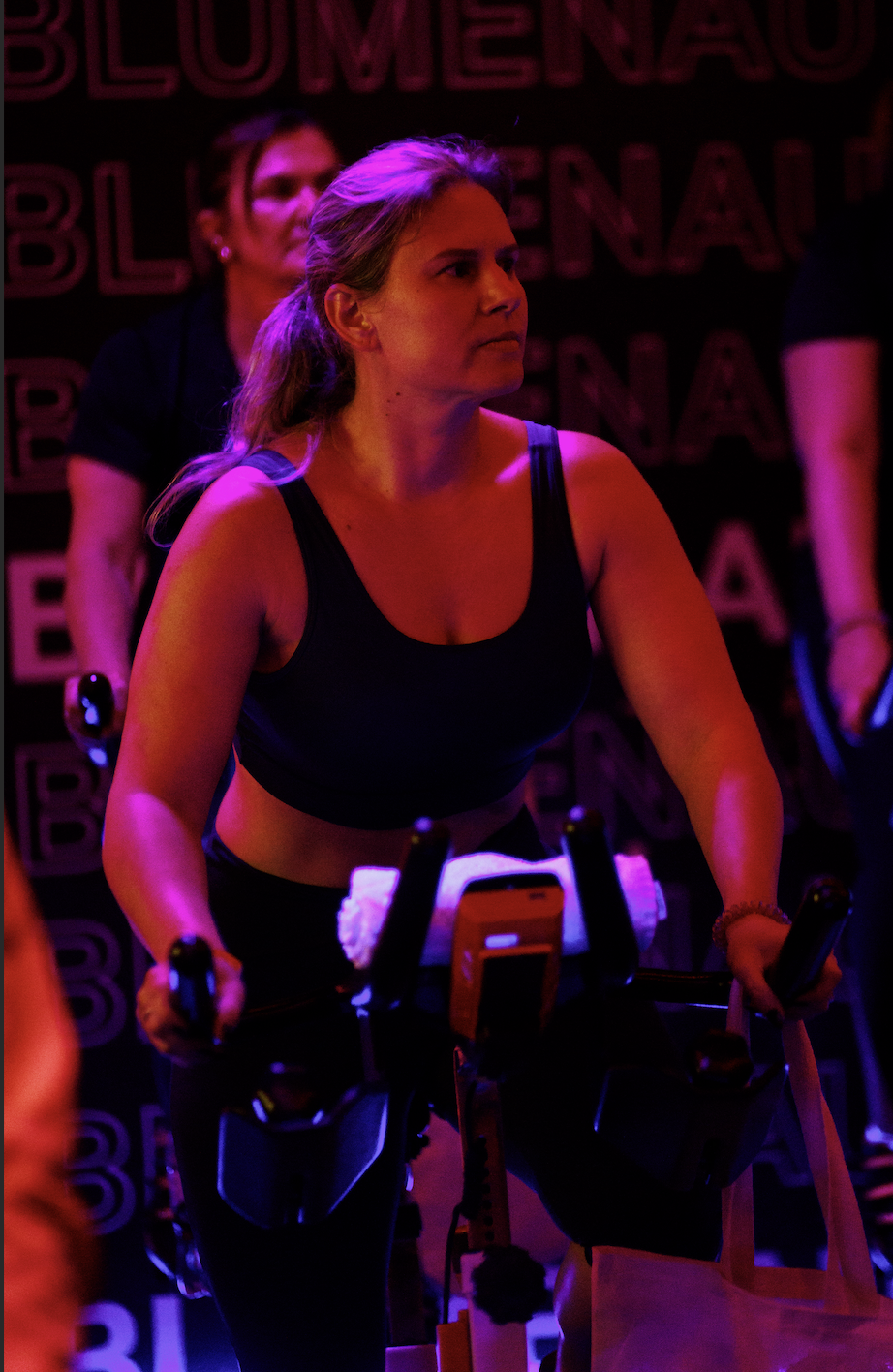 Membra do GrowthClub pedalando na Velocity Blumenau